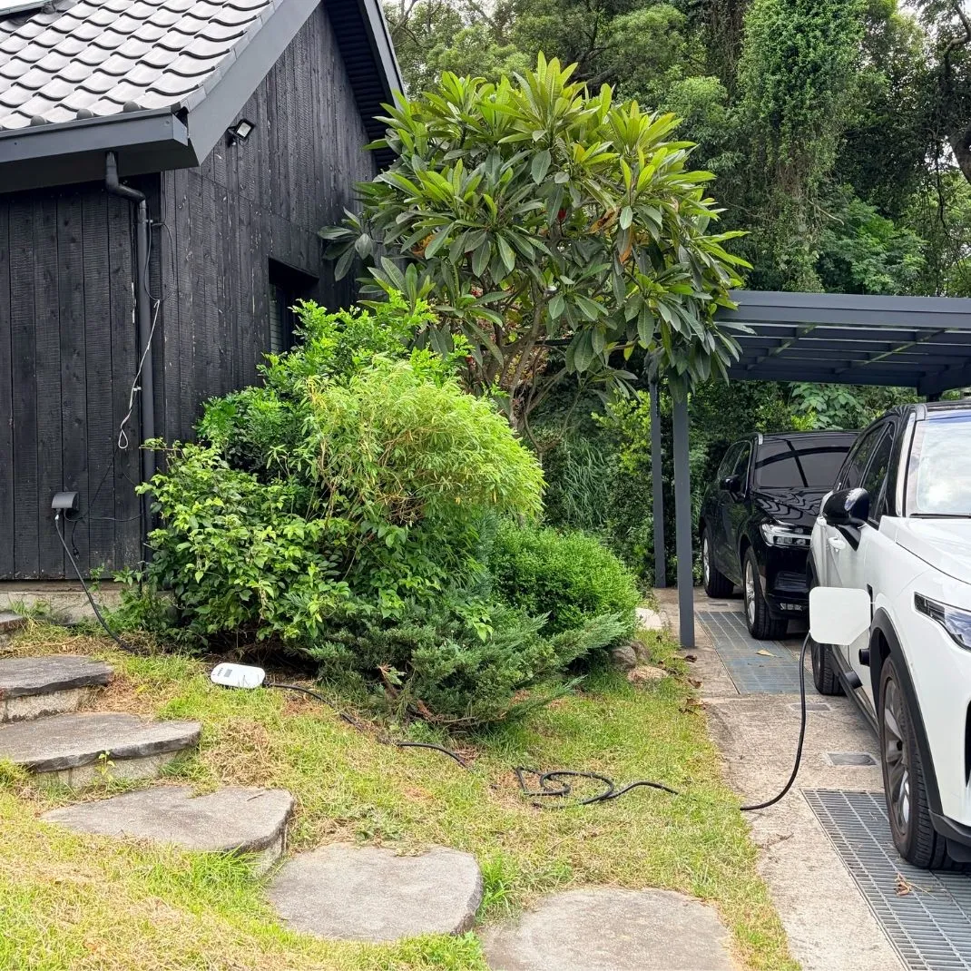 전기 자동차를 충전하기 위해 EZgo를 차고 벽에 연결하고 장착